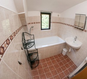 1. Levandulový pokoj - koupelna mimo pokoj